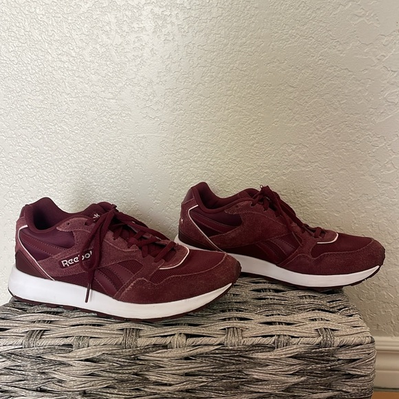 Burgundy suede shoes Reebok womens size 8 1/2 or mens 7 great condition - Picture 3 of 14